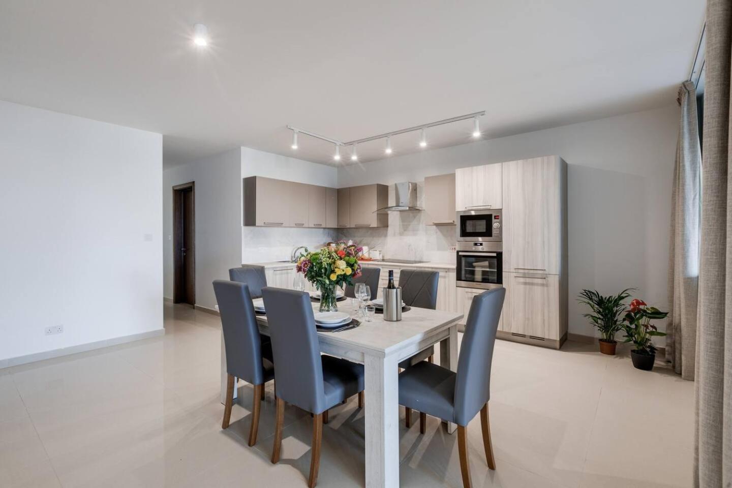 Beachfront 9ten11 Maisonette W Terrace By Homely 公寓 Mellieħa