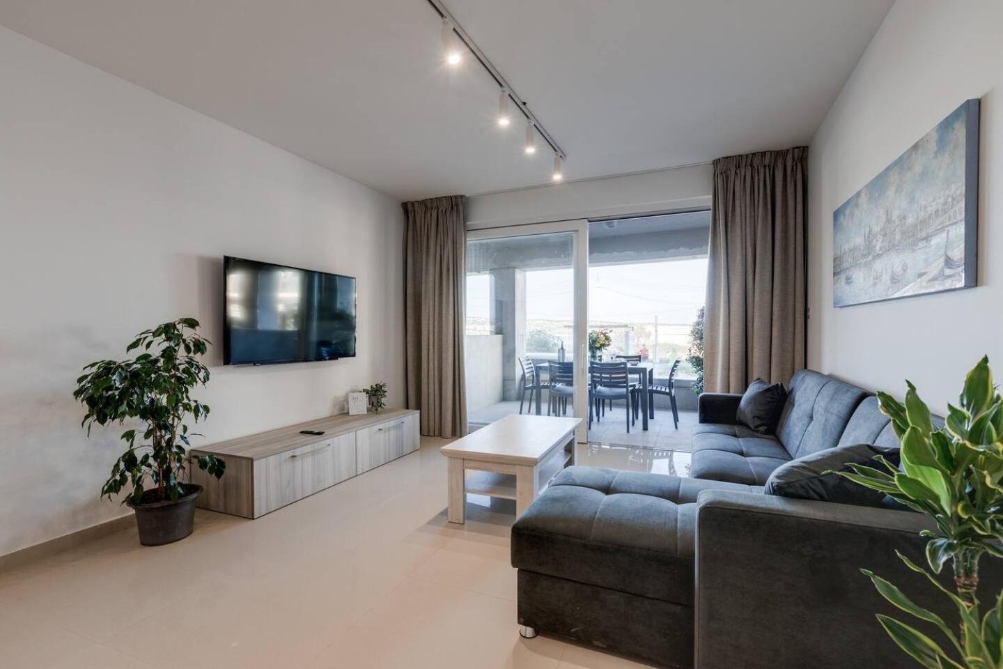 Beachfront 9ten11 Maisonette W Terrace By Homely Mellieħa