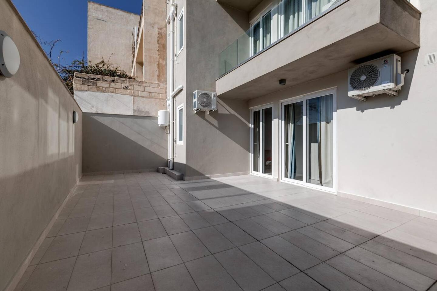 Beachfront 9ten11 Maisonette W Terrace By Homely Mellieħa