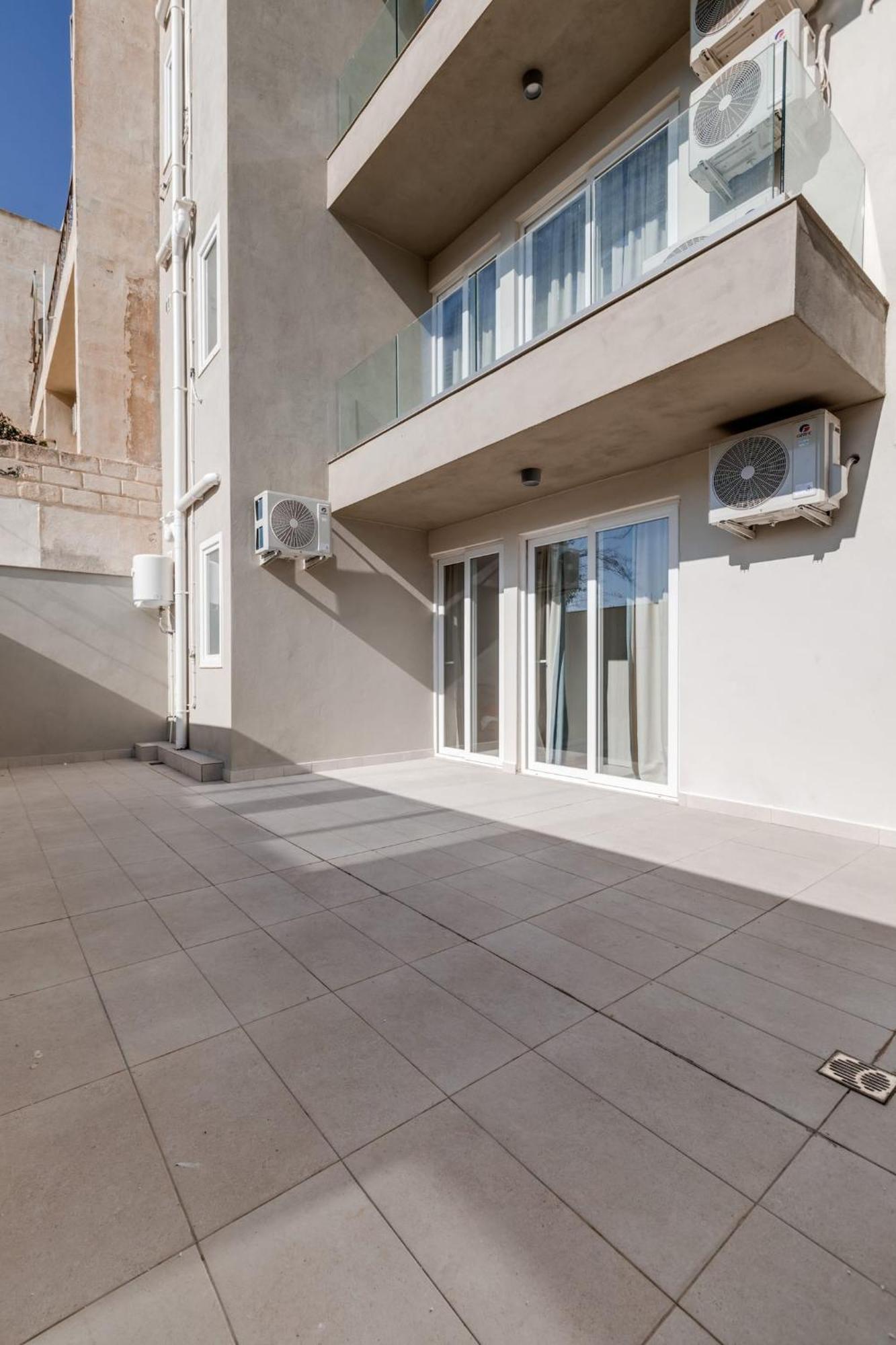Beachfront 9ten11 Maisonette W Terrace By Homely Appartement