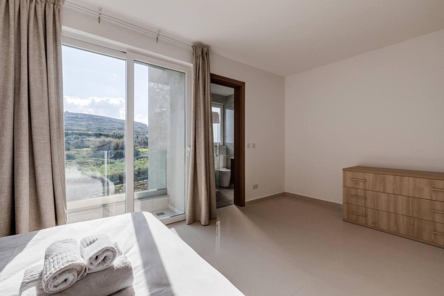 Beachfront 9ten11 Maisonette W Terrace By Homely Appartement